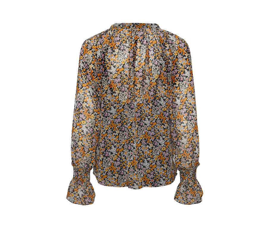 Detail einer Damenbluse mit Print.
