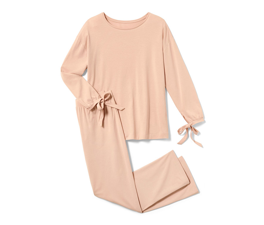 Rosa Pyjama mit langen Ärmeln und Hosen.