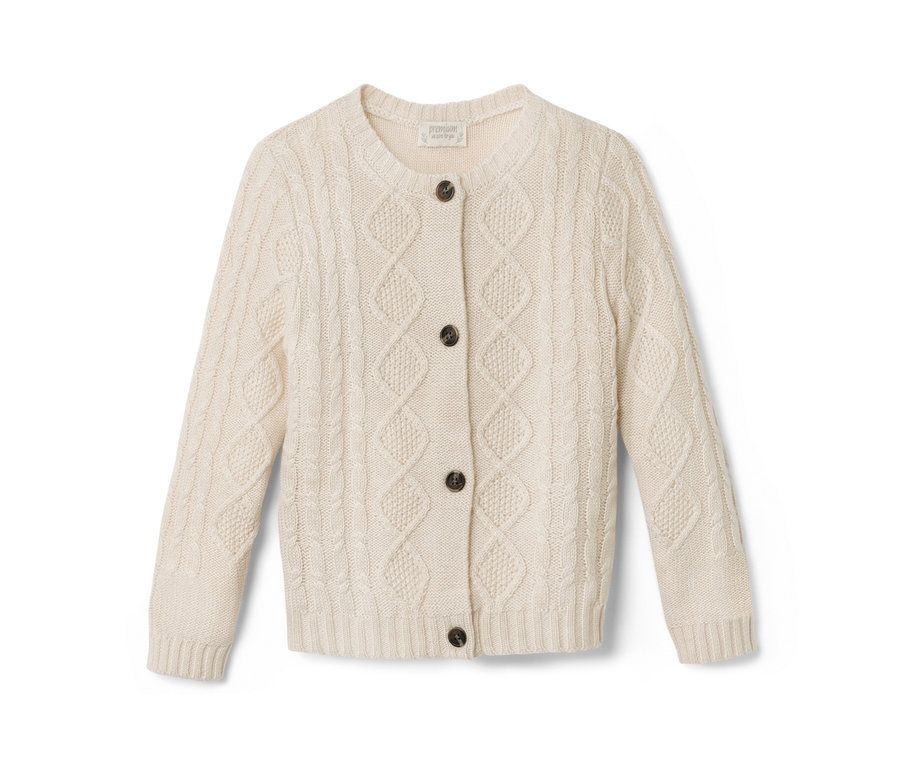 Eine hellbeige Strickjacke mit RWS-Wolle und braunen Knöpfen.