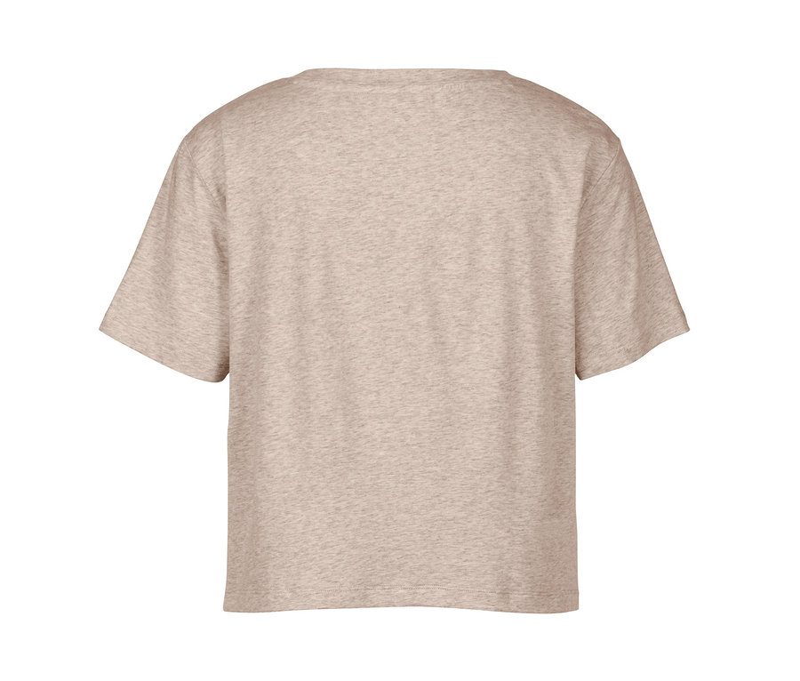 Ein beiges Sportshirt.