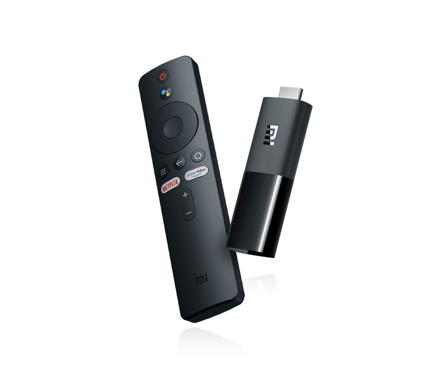 Ein schwarzer TV-Stick und eine Fernbedienung auf weißem Hintergrund. Zu sehen ist der Mi-Streaming-Mediaplayer »TV-Stick«.