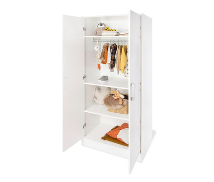 Offener, weißer Kleiderschrank mit drei Regalen und einer Kleiderstange. Auf den Regalen befinden sich Spielsachen und Kleidung.