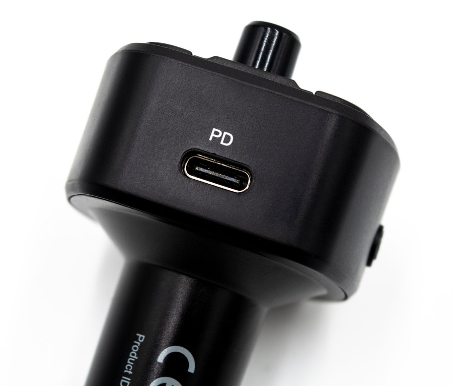 Nahaufnahme eines schwarzen FM-Transmitters mit PD-Anschluss.