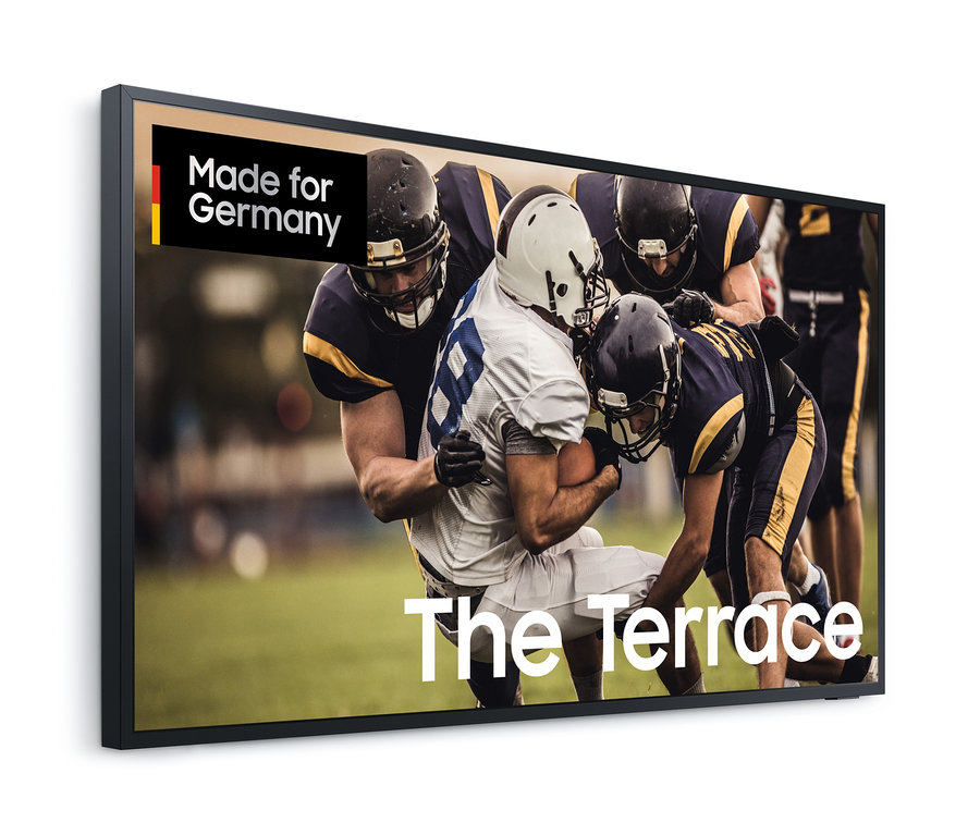 Auf dem Bildschirm des Fernsehers ist ein American-Football-Spiel zu sehen. Zu sehen ist ein Samsung The Terrace GQ65LST7TGUXZG QLED-4K-Outdoor-TV.
