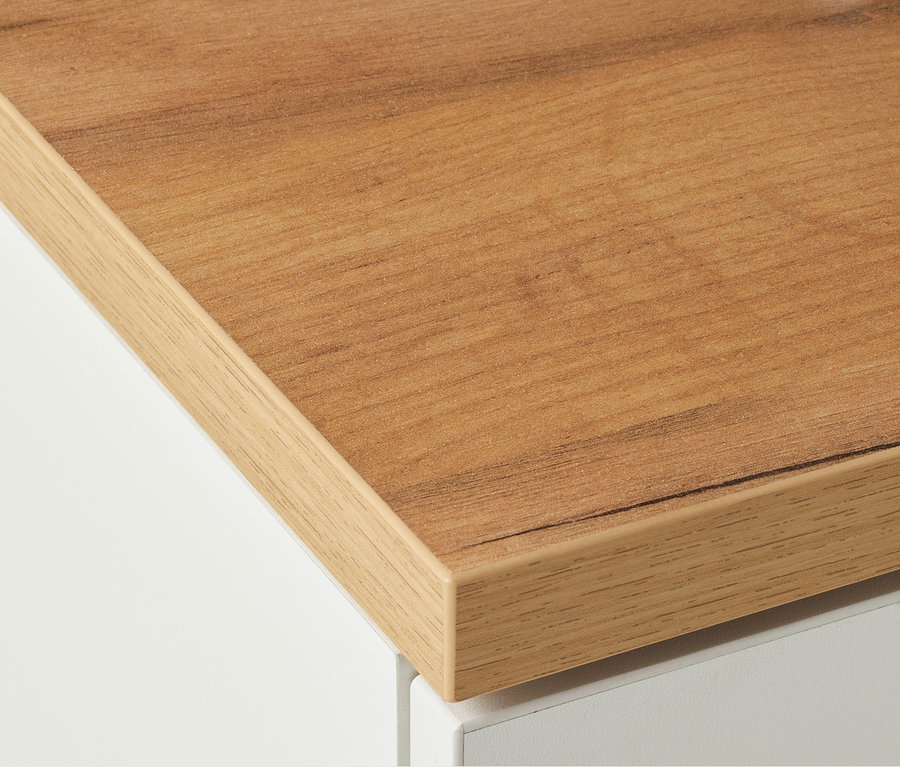 Detail einer Möbeloberfläche in Holzoptik.