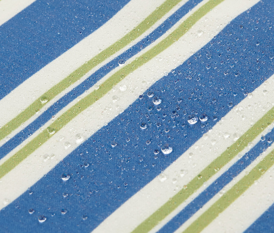 Detail einer abwischbaren Tischdecke, ca. 140 x 180 cm, mit blauen, weißen und grünen Streifen und Wassertropfen.
