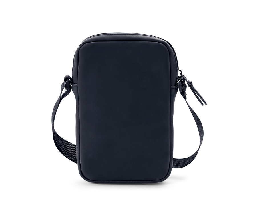 Eine marineblaue Regen-Umhängetasche auf weißem Hintergrund.