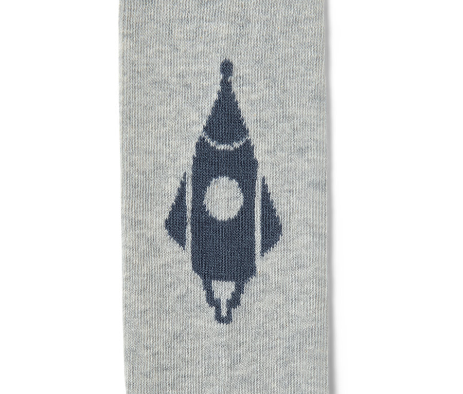 Detail einer Baumwollstrumpfhose mit einem Weltraumraketen-Motiv.
