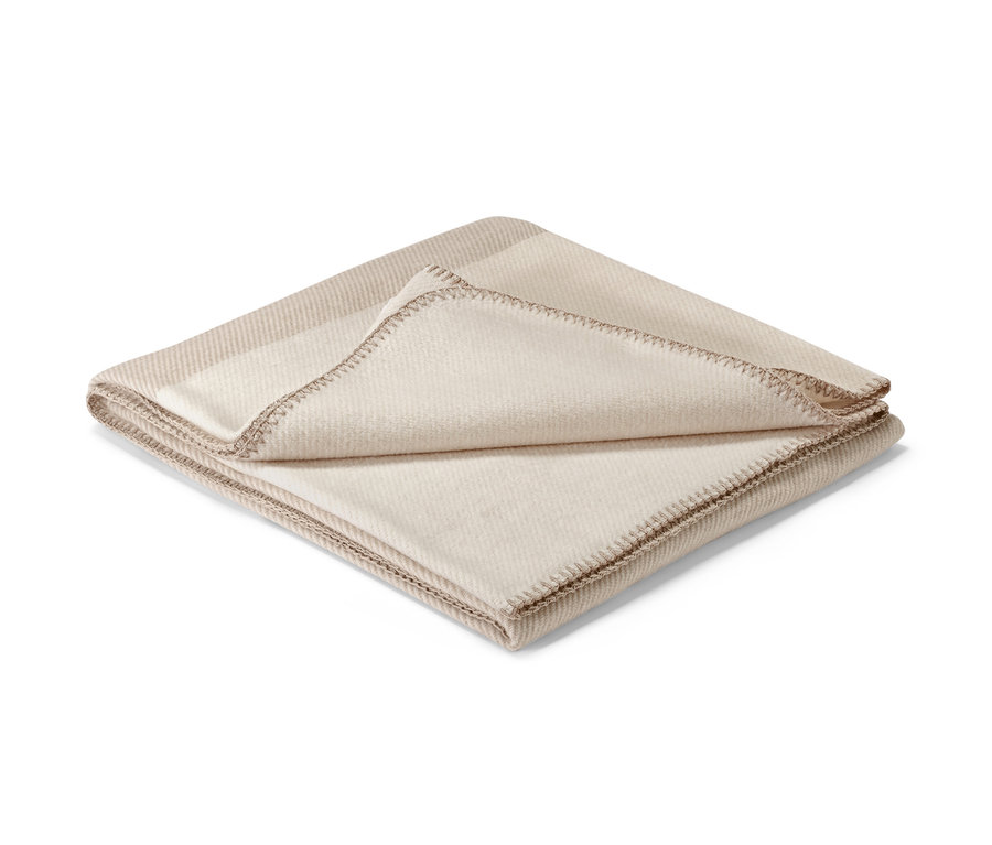 Beige Wohndecke mit Zierstich.