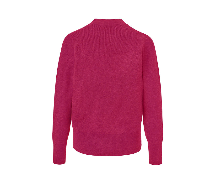 Detail der Rückseite eines himbeerroten Feinstrickpullovers.