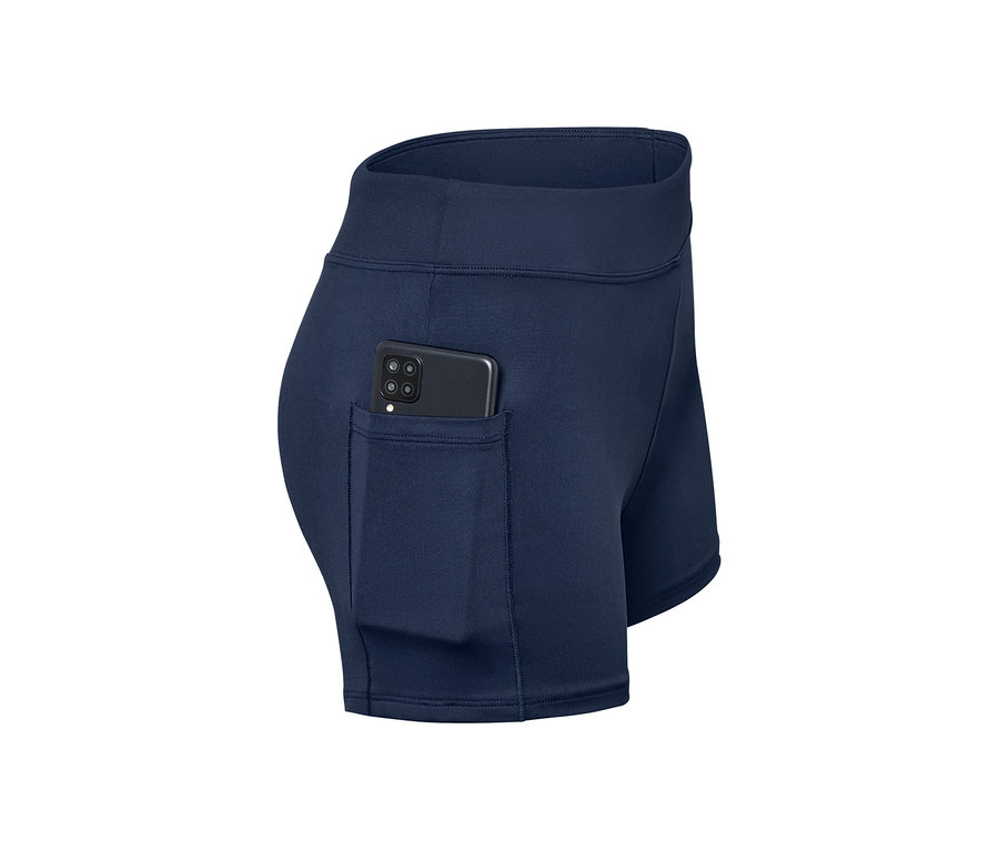 Detailansicht eines Sportkleids mit Radlerhose, in dessen Tasche ein Handy steckt.