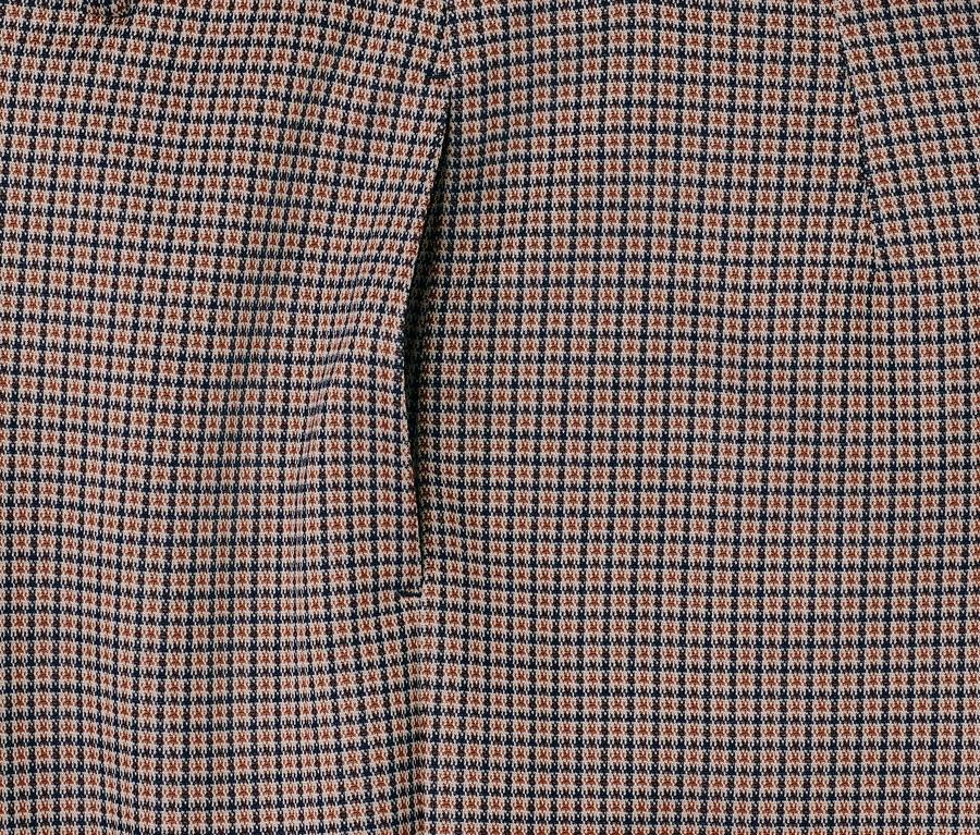 Detail einer Komfort-Jacquardhose mit braun-blauem Muster.