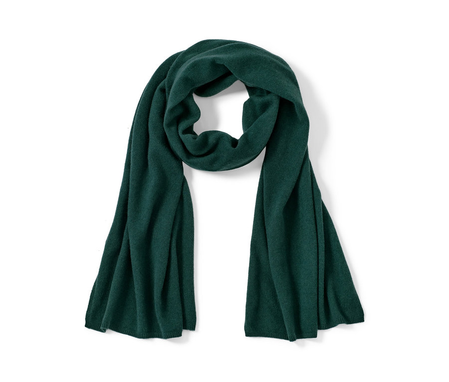 Ein dunkelgrüner Cashmere-Strickschal liegt auf einem weißen Hintergrund.