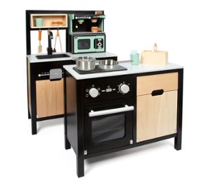 small foot Kinderküche »Industrial« mit Kochinsel, schwarz mit hellem Holz und Zubehör.