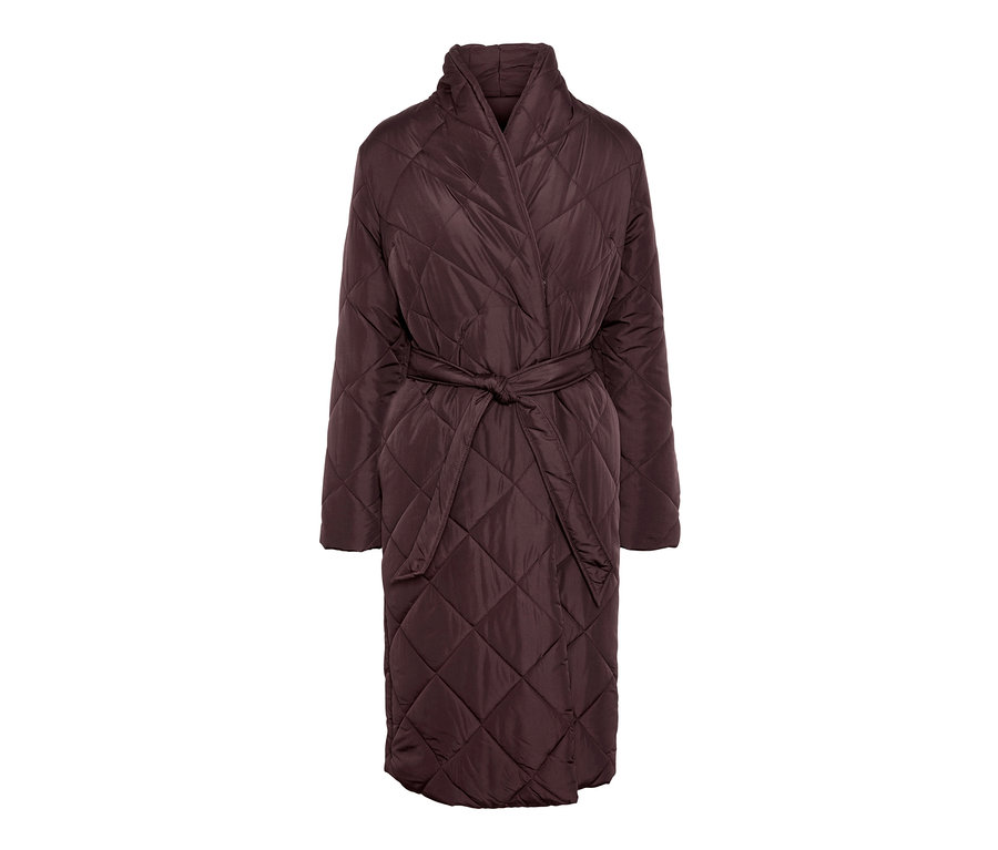 Ein Steppmantel mit Gürtel.