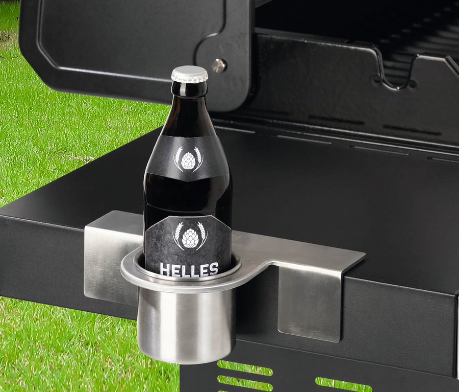 Eine Bierflasche steht in einem magnetischen Halter am Landmann Grill.