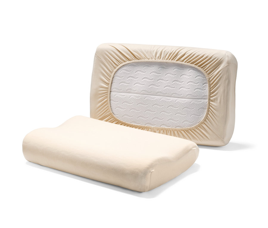 Zwei beige Jersey-Kissen-Spannbezüge liegen auf einem weißen Untergrund.