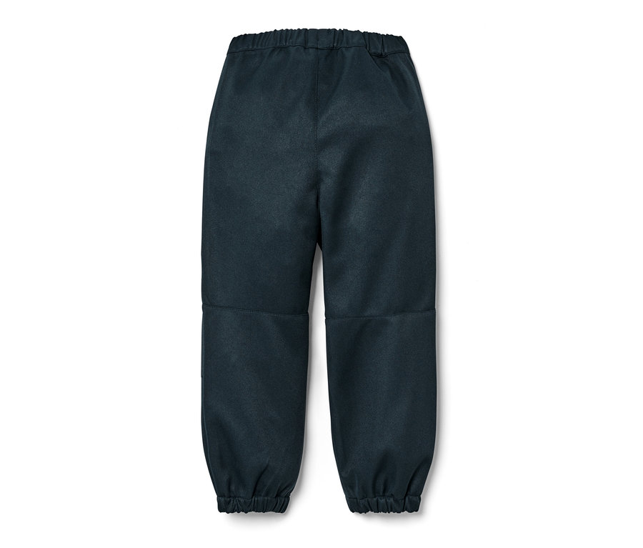 Eine dunkelblaue Kinder-Softshellhose auf weißem Hintergrund.