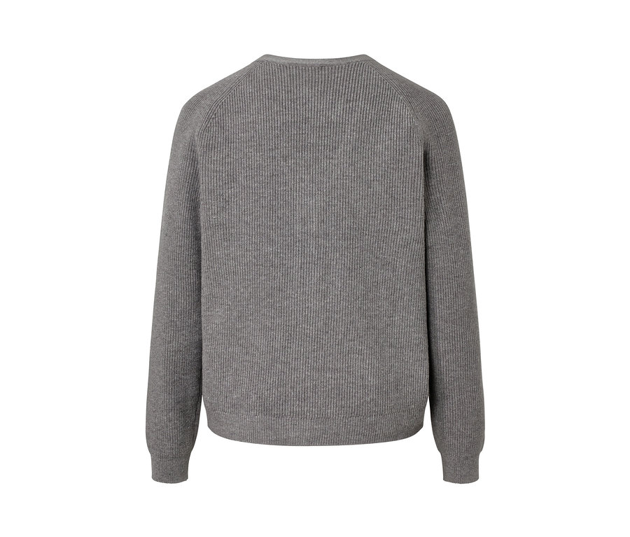Grauer Grobstrick-Cardigan.