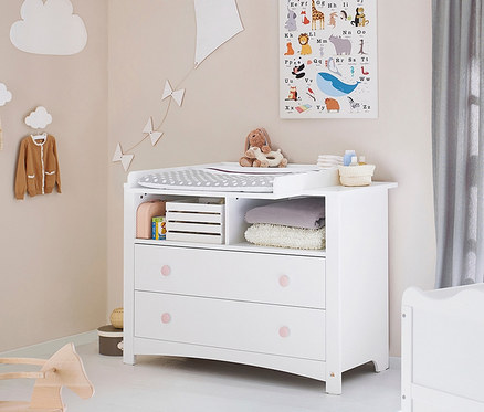 Kinderzimmer mit weißer Pinolino Wickelkommode »Florentina« extrabreit, Gitterbett und Spielzeug.