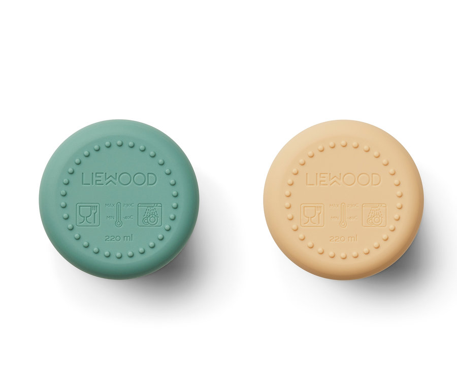 Zwei Liewood Trinkbecher »Ethan« Deckel, einer mintgrün, der andere beige, liegen nebeneinander.