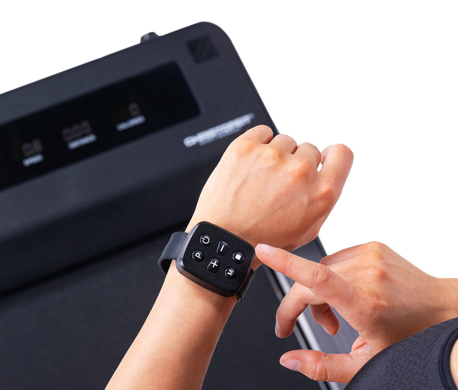 Person berührt eine Uhr am Handgelenk zur Steuerung des Christopeit Sport Walking Pad 4.0.