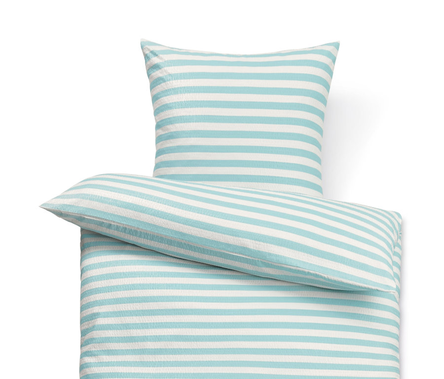 Draufsicht eines Seersucker-Bettwäsche-Sets mit blau-weissen Streifen.