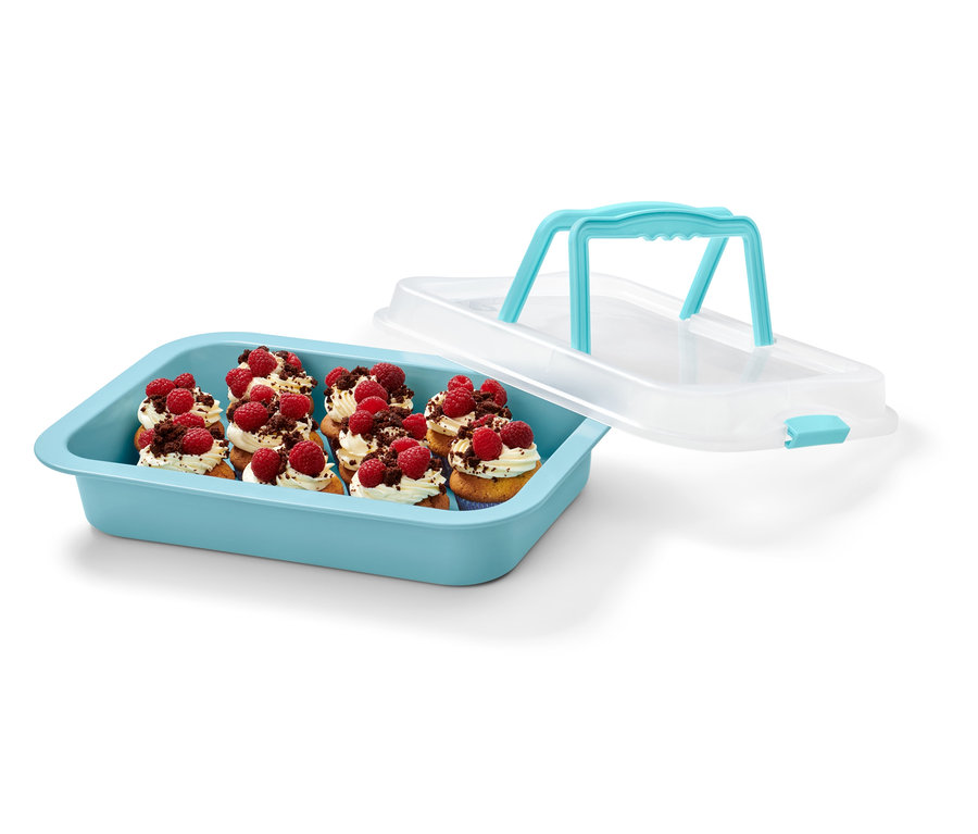 Blaues Backblech mit Deckel und gebackenen Muffins mit Himbeeren.