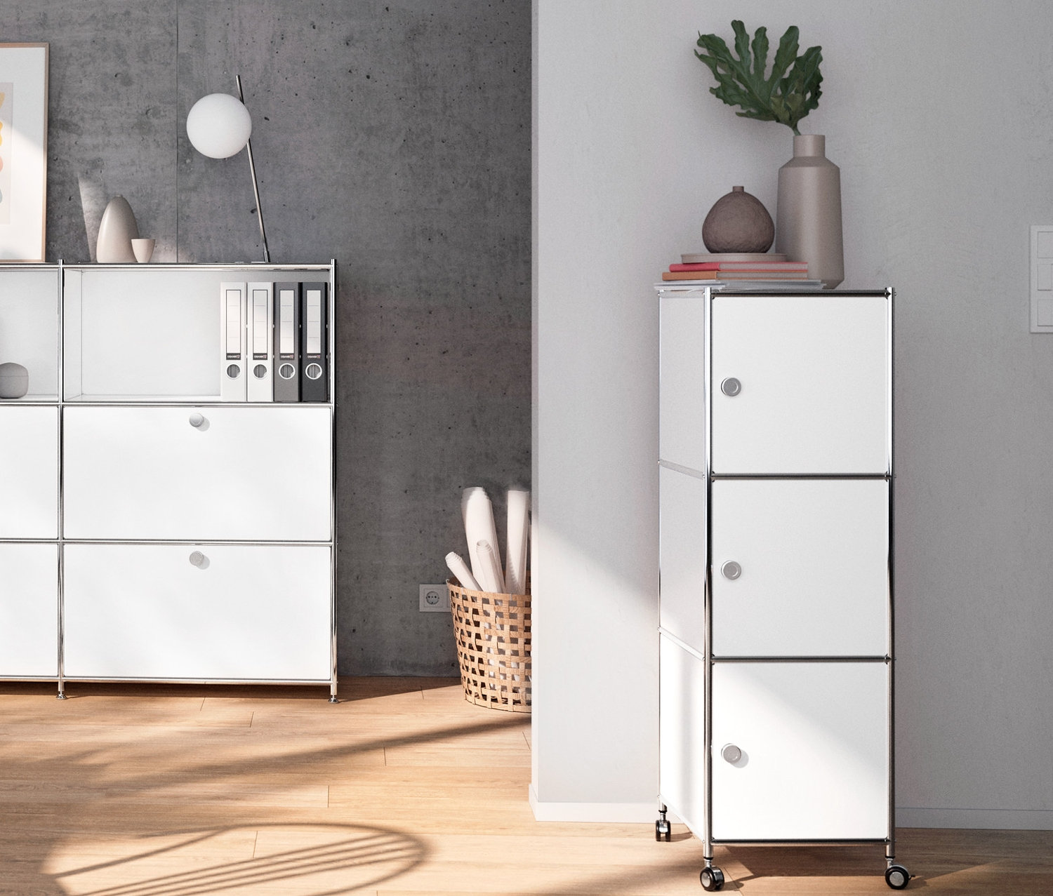 Innenraum mit Kommode Metall »CN3« mit versetzbaren Klappenfächern, Schreibtisch Metall »CN3« mit Klapptür, Rollcontainer Metall »CN3« mit 3 Türen, Tischleuchte aus Metall, verchromt und Esszimmerstuhl aus Eichenholz.