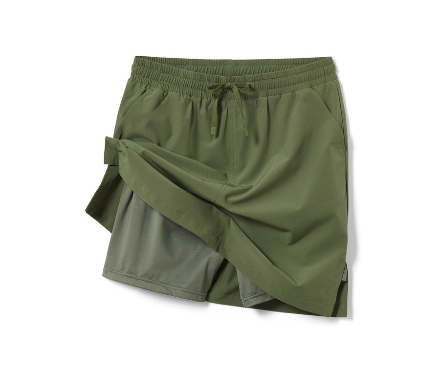 Olivgrüner Funktionsrock mit Shorts.