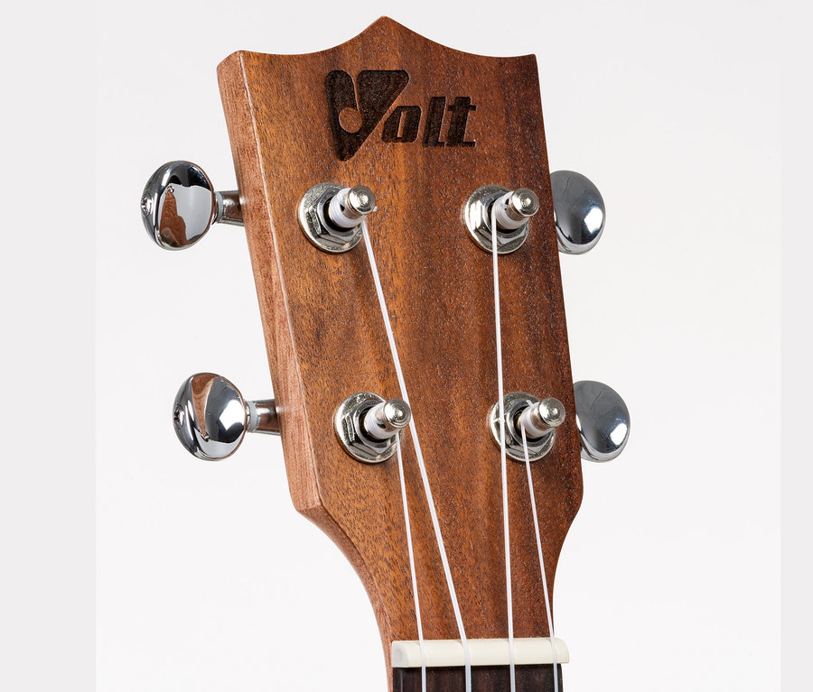 Detail einer braunen Voggenreiter VOLT Concerto-Ukulelen-Set »Milano« Ukulele mit Volt-Logo.
