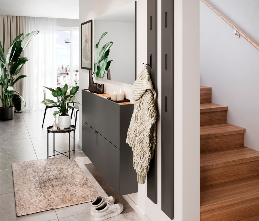 Eingangsbereich mit Schuhkipper »Aalborg«, graphit/eiche, Spiegel und Treppe.