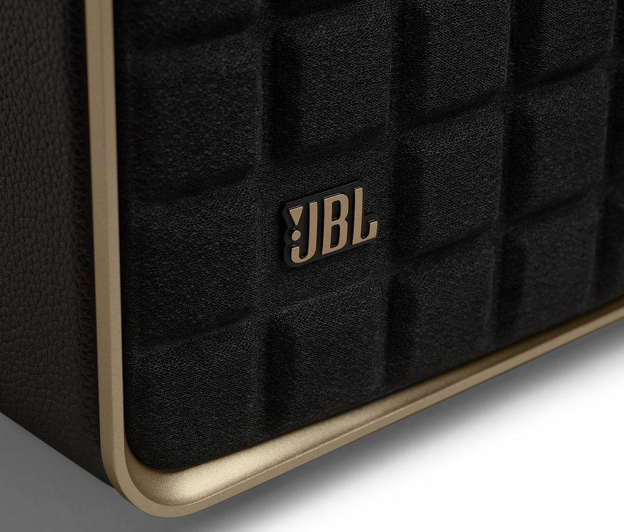 Nahaufnahme eines schwarzen JBL Authentics 200 Smart-Home-Lautsprechers mit Gitter und Logo.