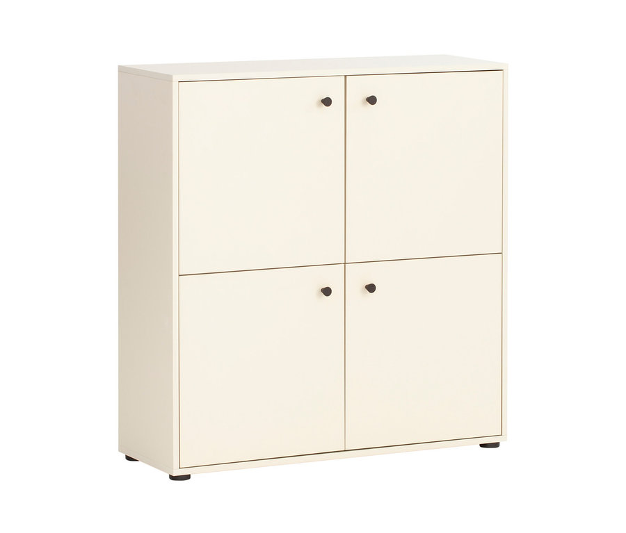 Ein cremefarbenes Highboard »Lovund« mit vier Türen und runden, schwarzen Griffen.