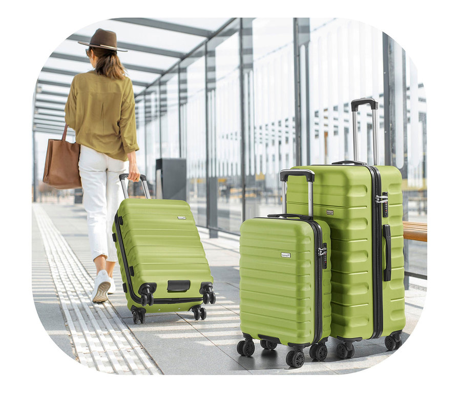 Frau zieht einen grünen Koffer aus dem 3er-Koffer-Set »Jörn«. Zwei weitere Koffer stehen daneben.