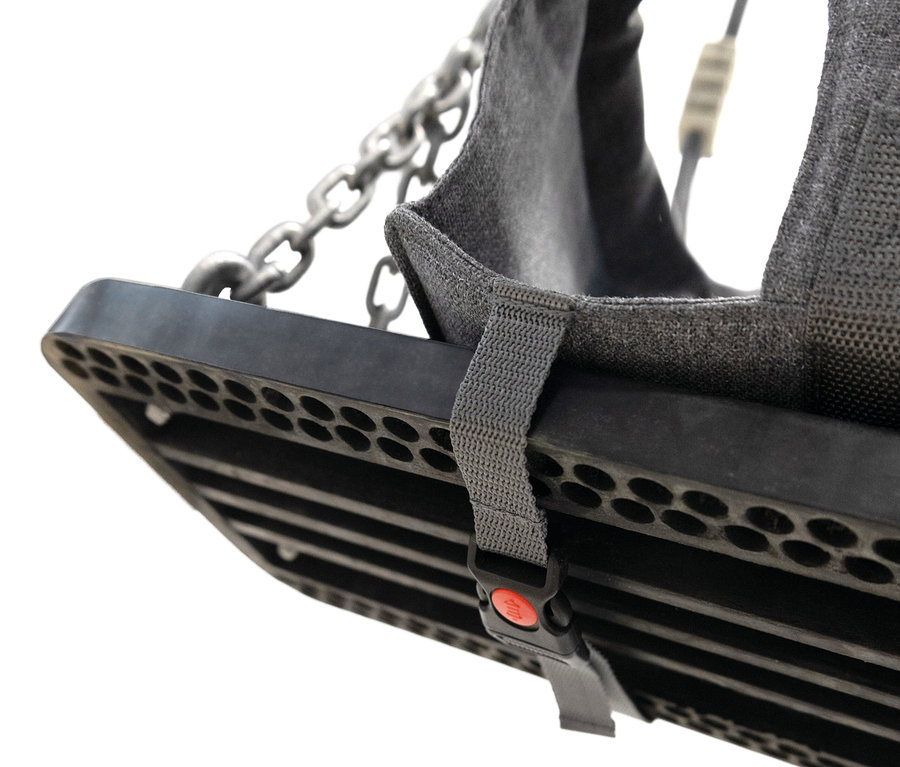 Detailansicht eines HUDORA Schaukelaufsatzes Toddler mit grauem Stoffbezug, schwarzer Plastikbasis und Metallketten.