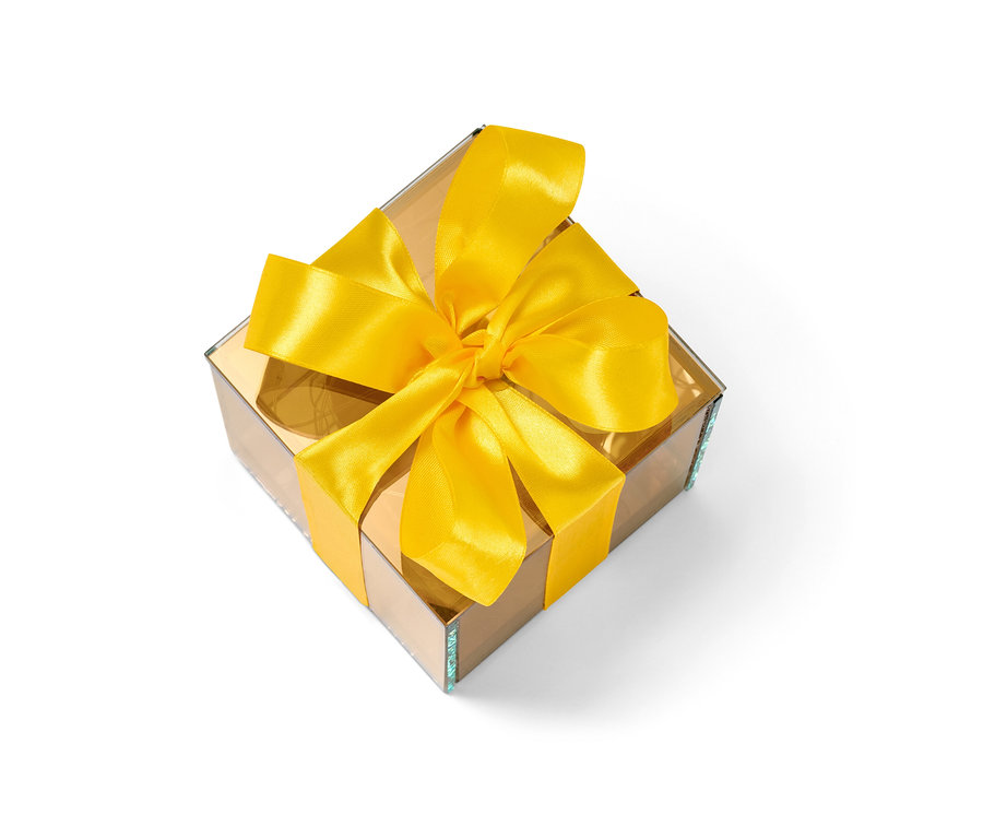 Ein goldenes LED-Geschenke-Set mit gelber Schleife auf weißem Hintergrund.