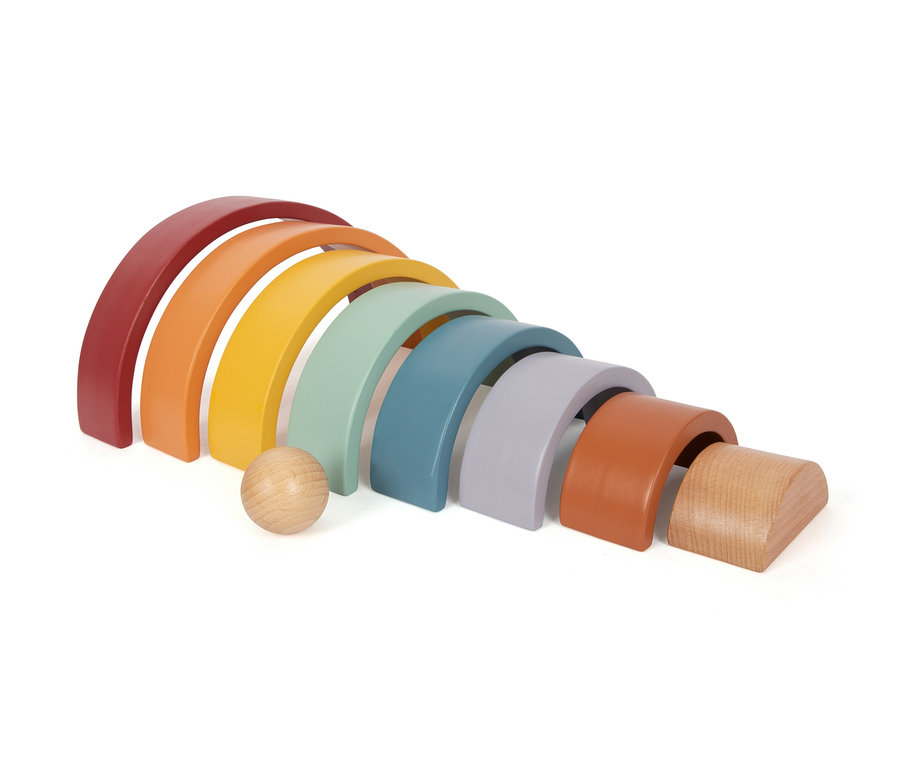 Die small foot Regenbogen-Holzbausteine »Safari« sind in einem Bogen angeordnet, mit einer Holzkugel und einem halbkreisförmigen Baustein.