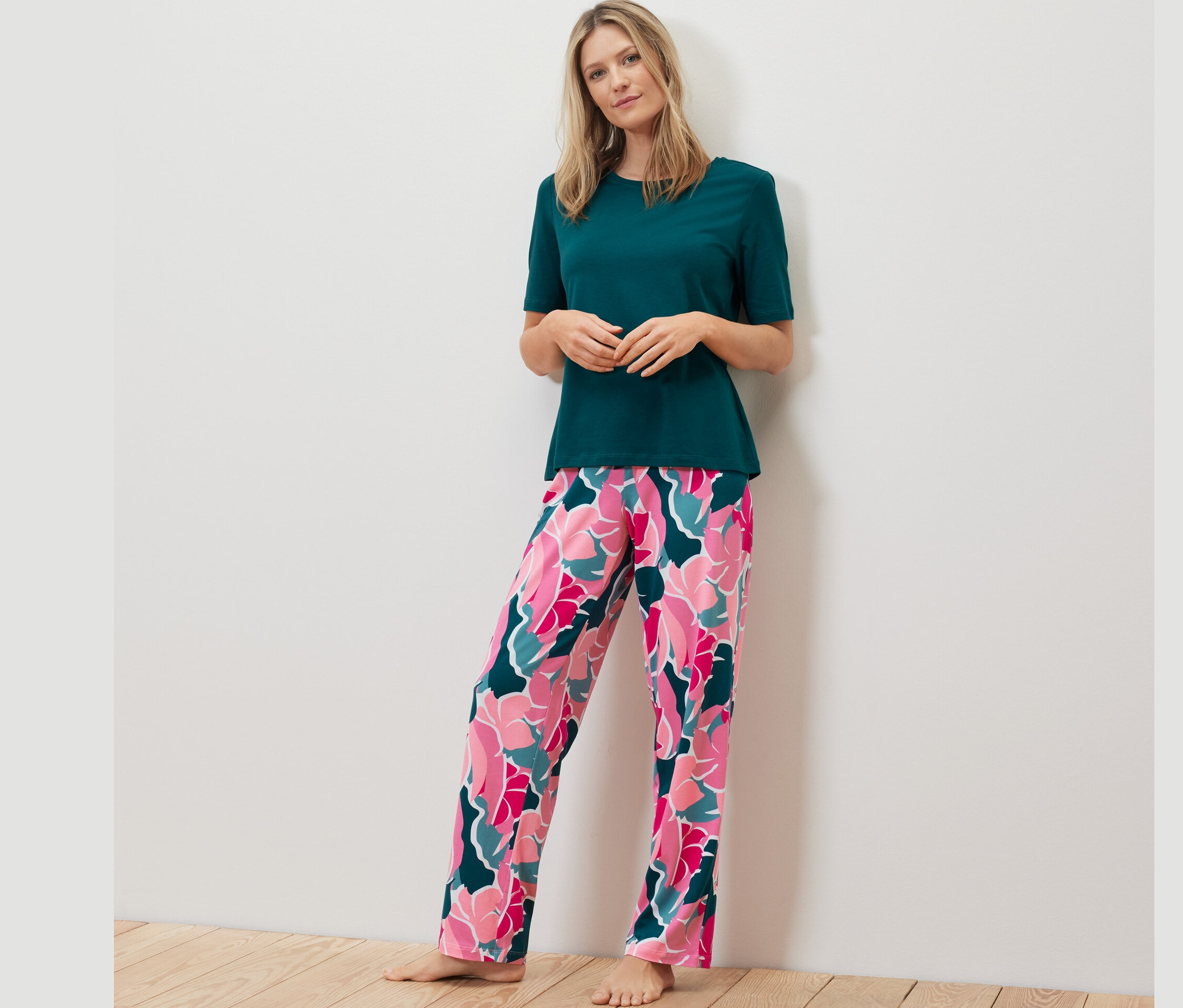 Frau trägt ein Pyjama-Set mit Blumenmuster.