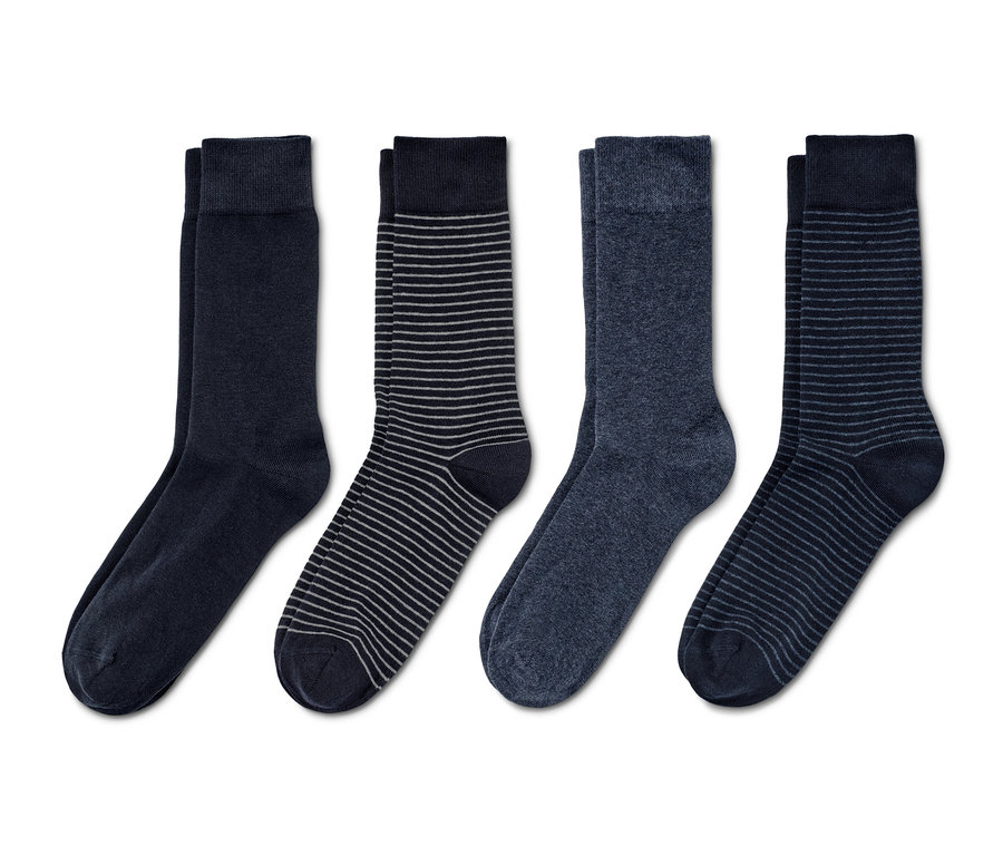 Vier Paar Socken in verschiedenen Farben und Mustern.