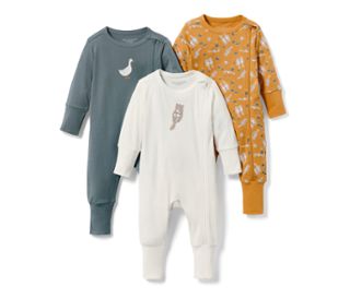 1x khaki mit platziertem Gänse-Print, 1x korngelb mit mehrfarbigem Alloverprint, 1x weiß mit platziertem Otter-Print