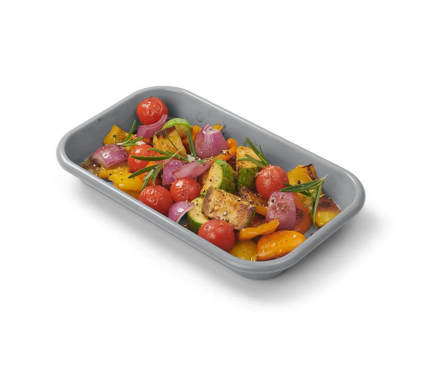 Gemüse in einer Emaille-Grillschale und Emaille-Schale.