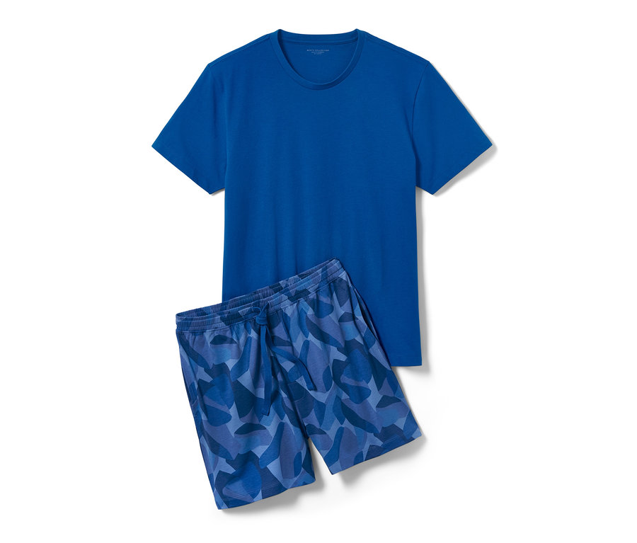 Ein blaues Shorty-Pyjama liegt auf einem weißen Hintergrund.