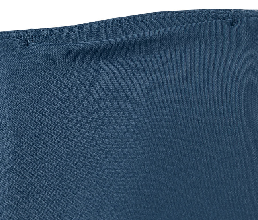 Detail einer Sporttight, silberfarben reflektierend.