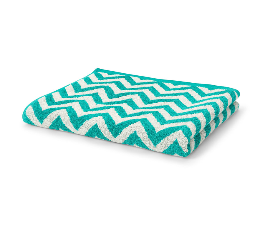 Ein gefaltetes Jacquard-Badetuch in Aqua auf einem weißen Hintergrund.