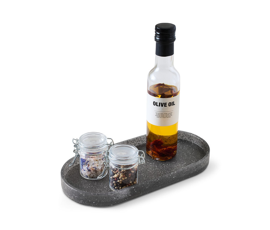 Zwei Gläser und eine Flasche Olivenöl auf einer Küchenablage in Granitoptik.
