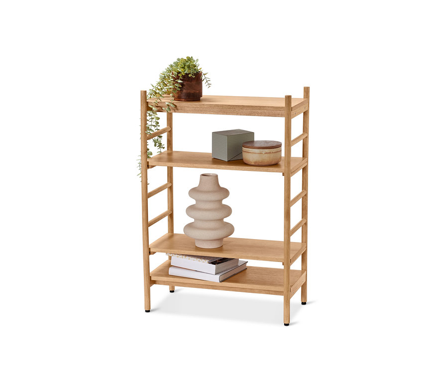 Ein vierstöckiges Sprossenregal mit verstellbaren Böden, auf dem Dekorationen stehen.