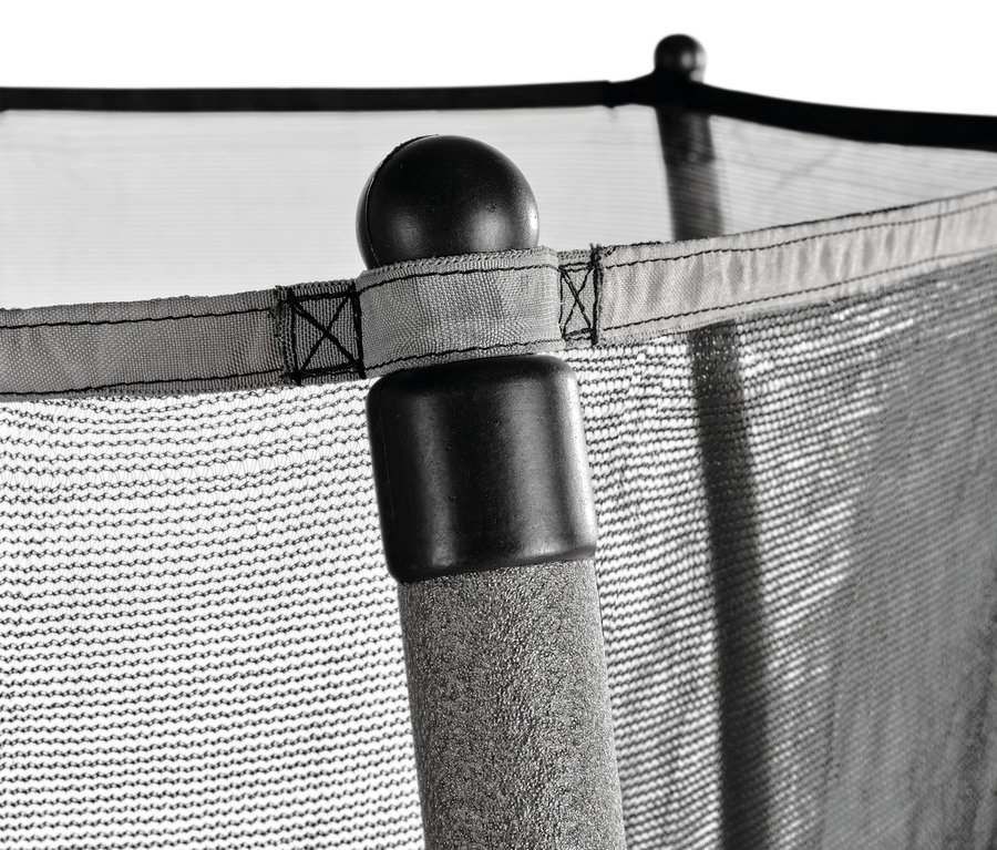 Detailaufnahme einer grauen Stange und eines schwarzen Netzes des EXIT Tiggy Junior Trampolins.