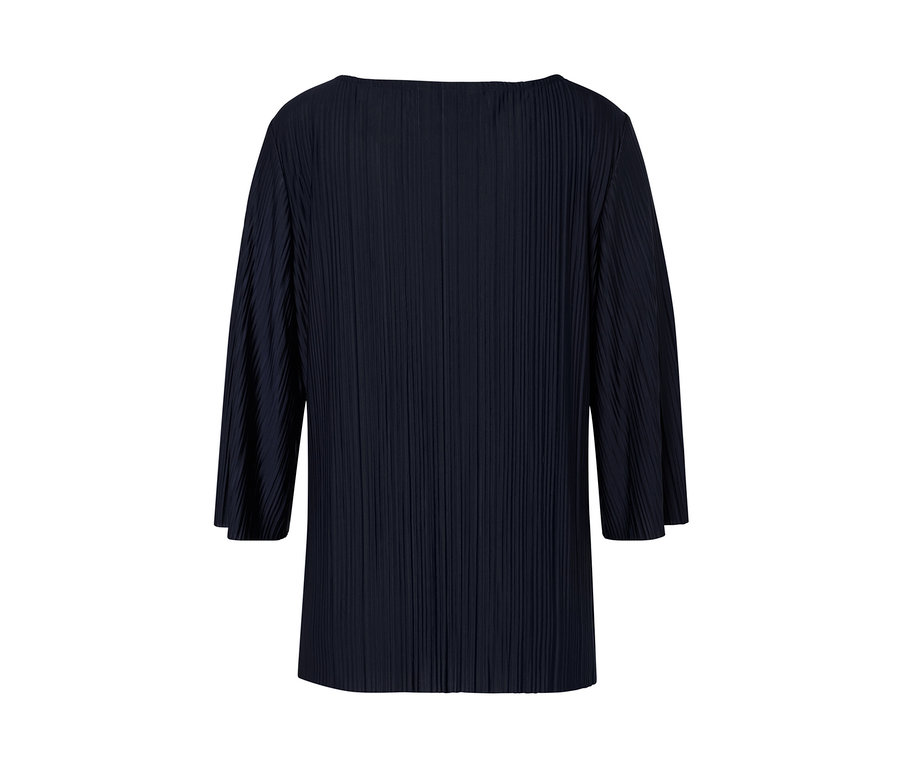Detailansicht eines Plissee-Blusenshirts.