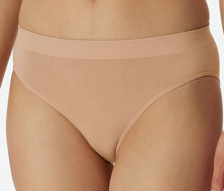 Detailaufnahme einer Frau, die einen SCHIESSER Rio Slip in Maple trägt.